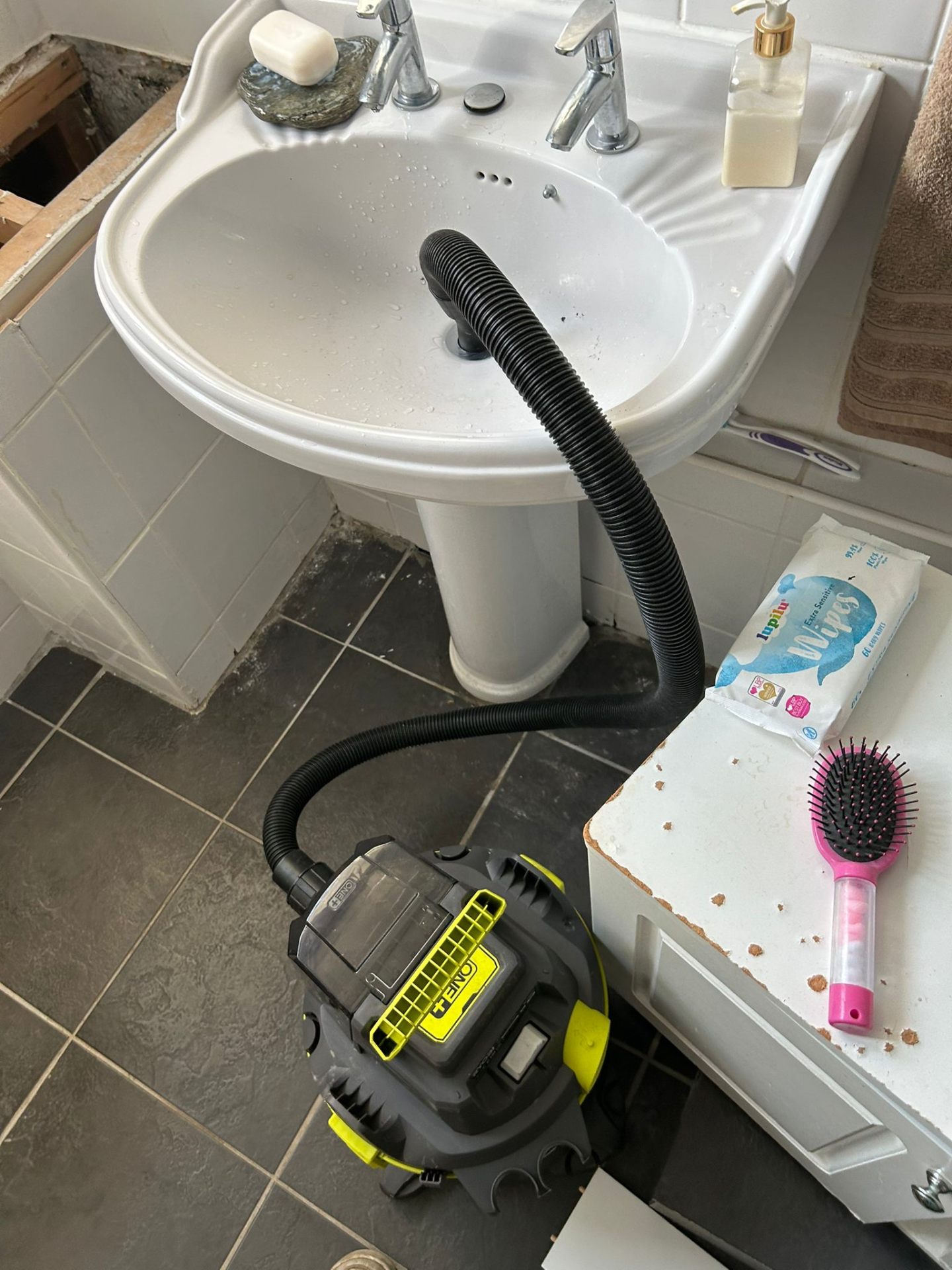 Blocked sink unblocked with wet vac in Partick, Glasgow